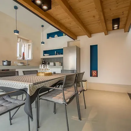 Stonehouse Sepia - 6 Ppl, Centre, Near Split Airport Nyaraló